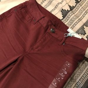 Maroon jeggins.